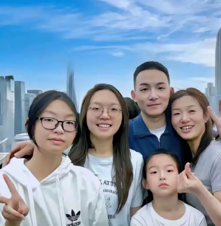 终于看到了现实版的众人拾柴火焰高！
看来谢浩男妈妈还真的是很听劝！刚看了她的抖音
