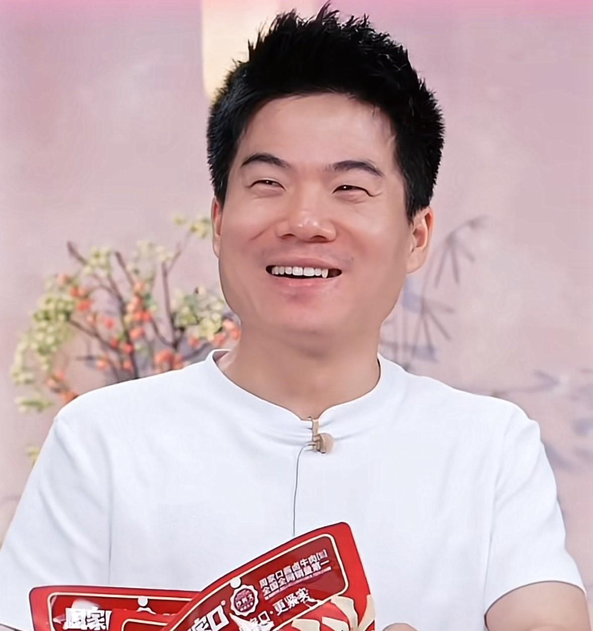 董宇辉说：现在上播前就紧张，如临深渊，如履薄冰。
这番话表明，在董宇辉的内心深处