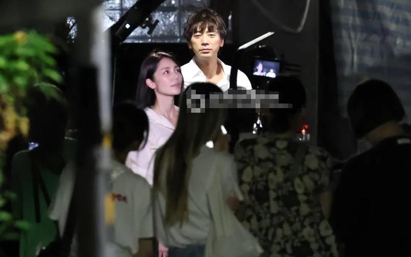 54岁的「摇滚巨人」信（苏见信），育有25岁女儿「小丸子」苏佑婕，与交往17年的