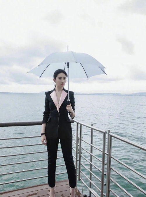 刘亦菲，170cm，雨中撑伞的优雅女郎，海天一色的浪漫场景。