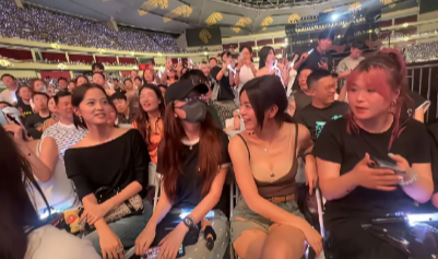 女生有穿衣自由

更何况现场还有那么多人 ​​​