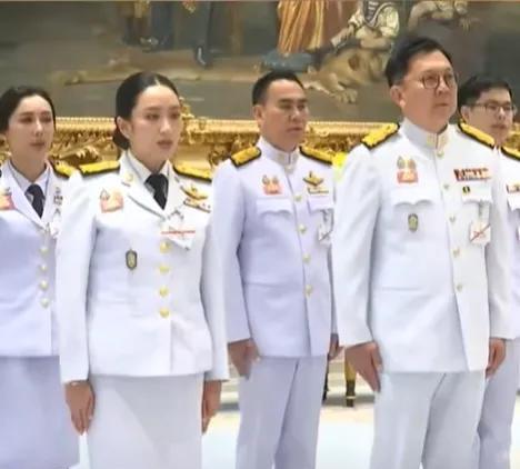 今天泰国前总理佩通坦以新内阁文化部长的身份，向泰国国王宣誓就职了，原第一副总理普