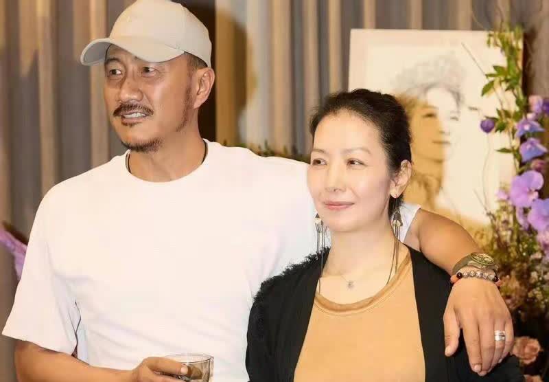 原来她就是胡军的老婆，结婚26年生下大明星儿子，一家四口很幸福