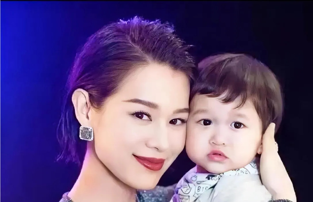 胡杏儿生娃工作老公出轨











我的天啊！胡杏儿的人生简直就是一部