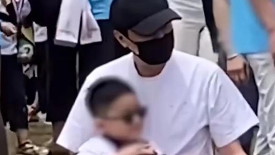 离婚4年后，赵丽颖冯绍峰一起带儿子想想就医