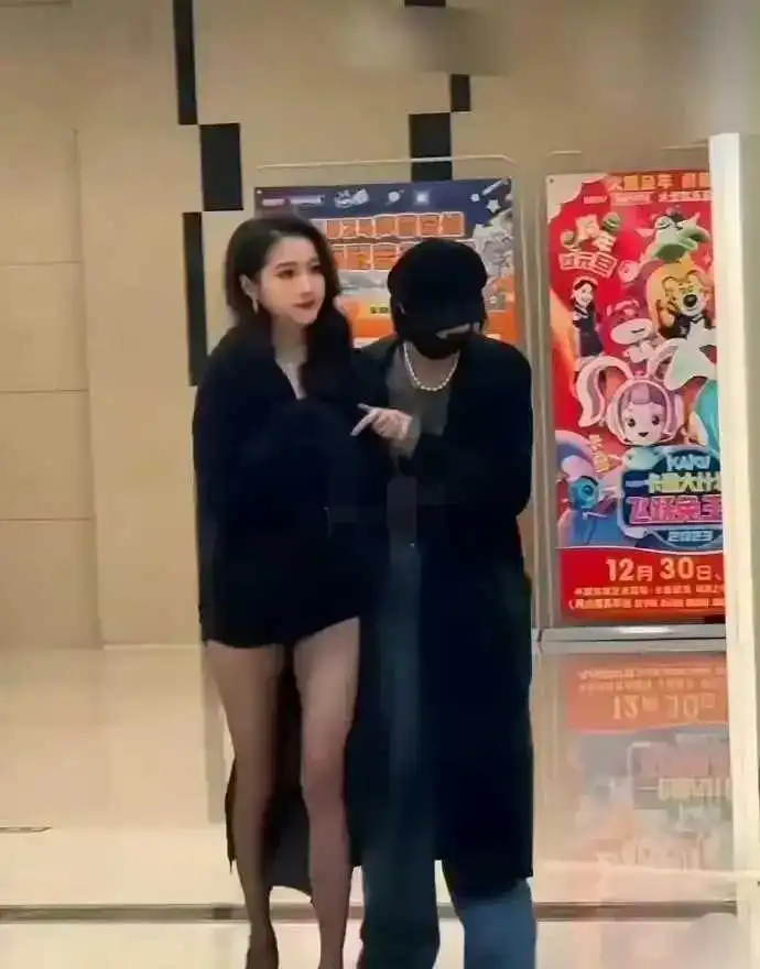 即便穿的裤子是那么短，但丝毫不觉得关晓彤擦边。
