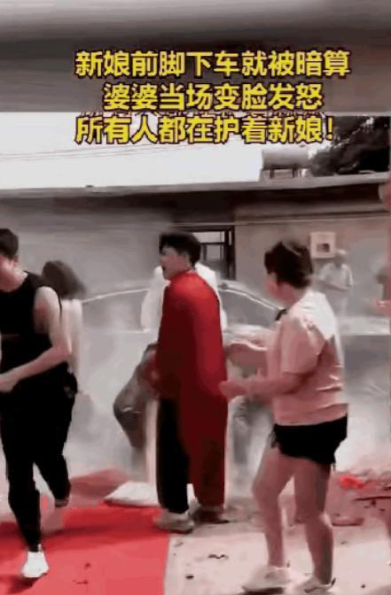 “太没分寸了”新娘刚下车踏上红毯，还没来得及拍照，就被一名男子冲过来，把箱子里的