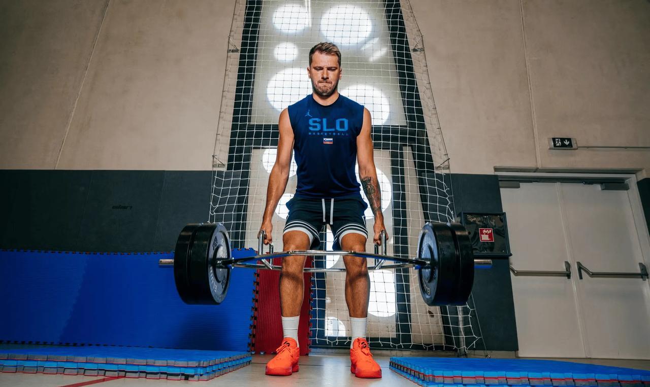 湖人官方：卢卡整个休赛期都在努力训练 ??