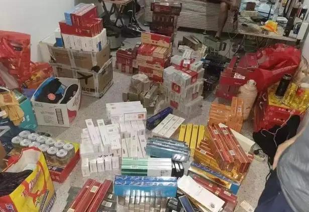 陕西，老张和小张父子，常年往返陕鄂卖粉条。老张发现湖北卷烟便宜，就借卖粉条之机从