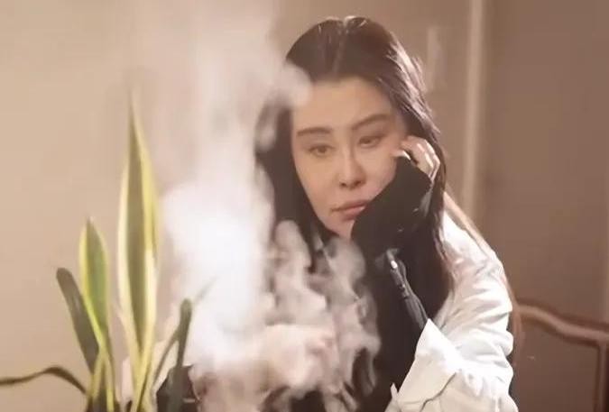 你能想象吗？曾经的荧幕女神王祖贤，在加拿大温哥华现身啦！如今57岁的她，从影坛隐