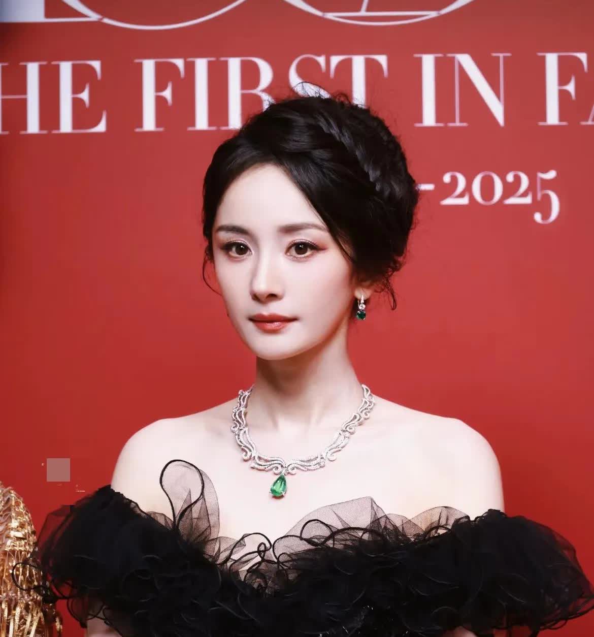 现在全网最高兴的人，
应该就是杨幂了吧。
估计她很高兴吧，因为她不仅躲过芭莎
