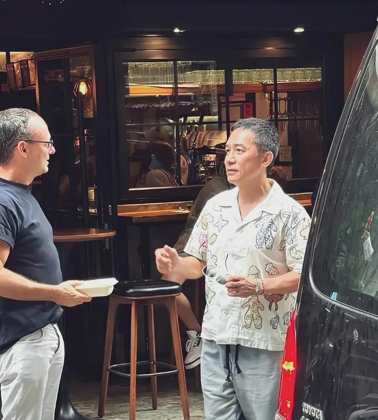 梁朝伟个子不高！身材也没有发胖！花衬衣配皱巴巴的牛仔裤，头发花白脑门上青筋暴露，