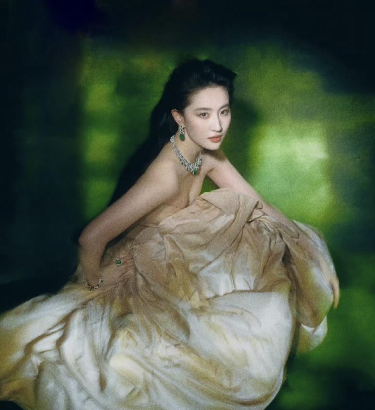 刘亦菲的一组花絮小剧场片段刷屏，画面中的她美得让人直呼“抓狂”！不少网友忍不住感