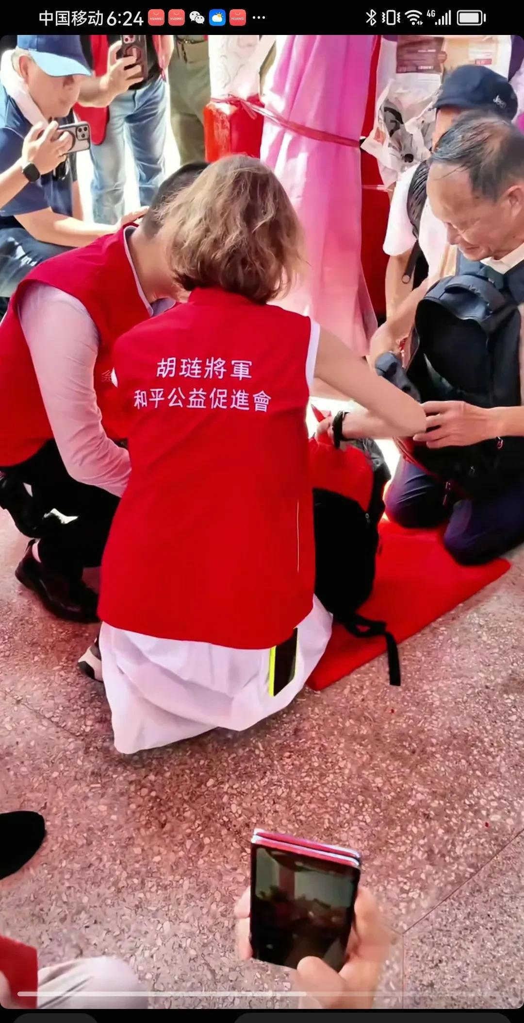 台湾最美的是女性，
灵魂摆渡人胡敏珍女士。
让多少客死台湾的老兵落叶归根。
天地