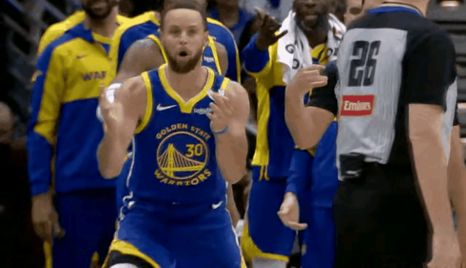 库里生气了！在今天NBA常规赛勇士客场挑战鹈鹕的末节比赛中，勇士超级巨星库里持球