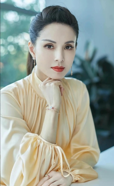 2016年，鲁豫问50岁的李若彤:“你为什么还不结婚？”李若彤说:“我是想结婚的