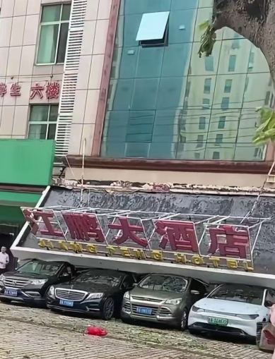 四车当 “支架”！惊心动魄的招牌保卫战