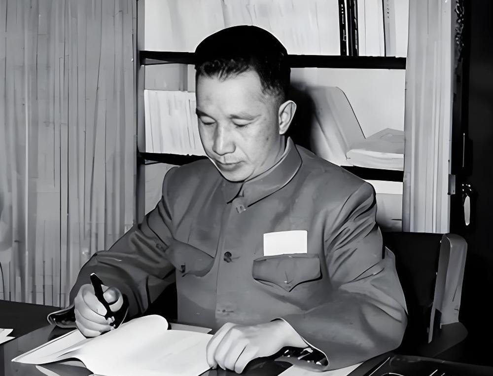 粟裕去世后，妻子在他的遗物中发现了一首词，粟裕生前没有发表过，也没有人对任何人说