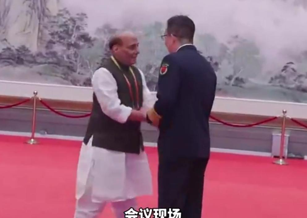 【董军防长会见印防长，印方罕见说软话，就处理边境问题给中方一个交代】
26日，董