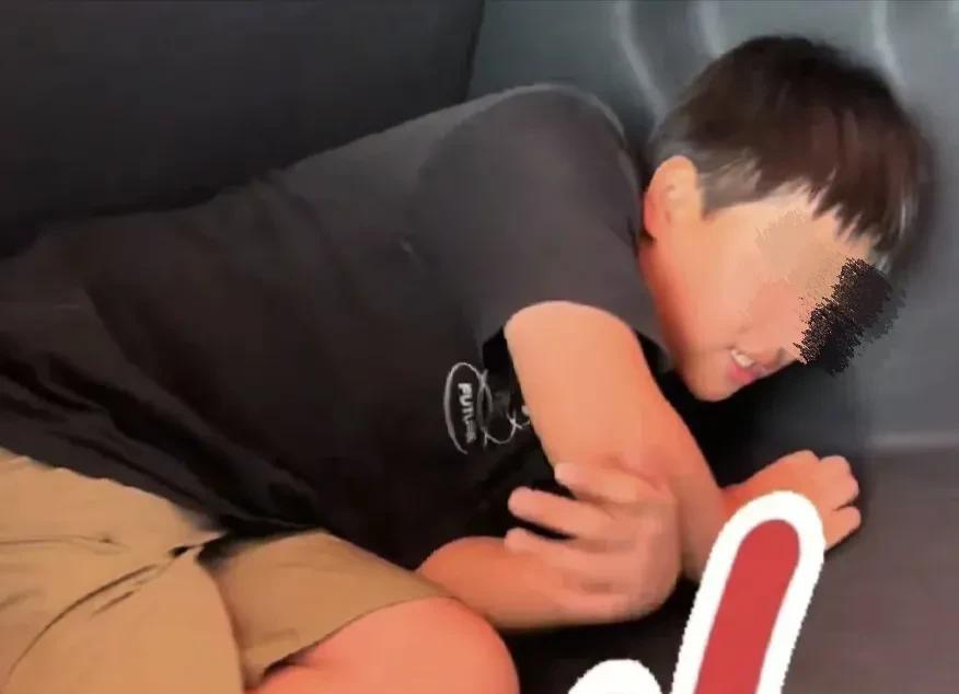 这就是二婚家庭的悲哀，男孩跟随父亲继母一块从广东去桂林旅游，因为超载被塞后备箱卷