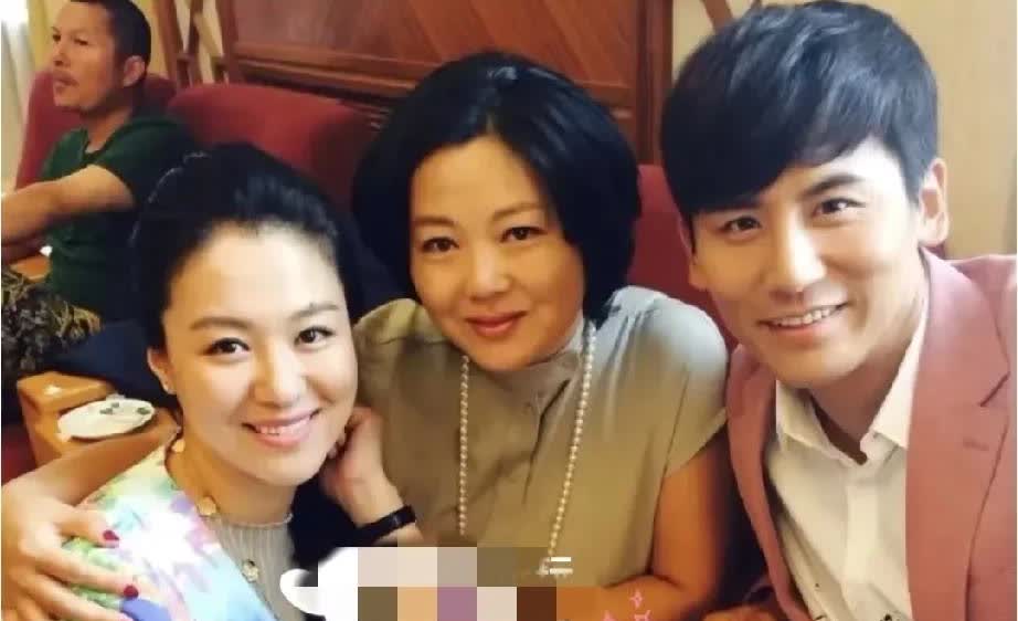 哇塞，照片右边这个风流倜傥，玉树临风，演技精湛的不就是曾经的游泳冠军，后来转为影