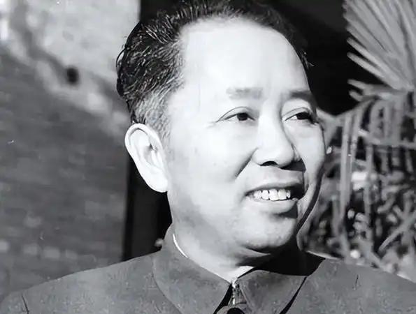 1949年春天，毛主席等人离开西柏坡，前往北平。在涿县时，他遇见了驻扎在此处的第