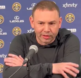 NBA常规赛，掘金对阵雷霆。
赛前主帅阿德尔曼接受了采访，谈到对阵雷霆缺少了阿龙