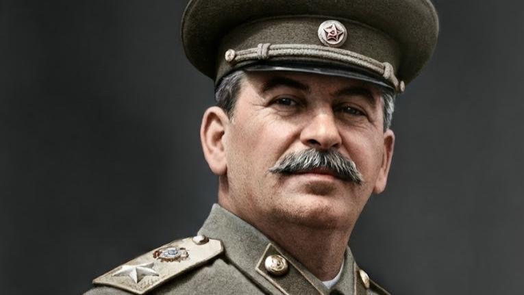 1961年深夜, 斯大林遗体被挖出, 金钮扣换成铜的, 上面浇了一卡车混凝土