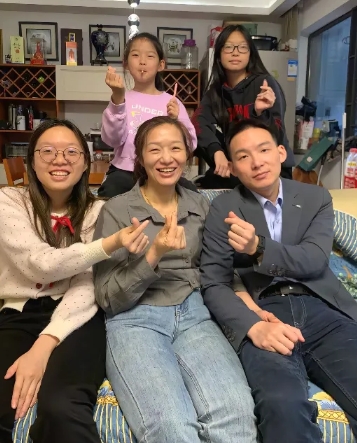 关注谢浩南认亲一个多月了，他的热度慢慢也低了，我是真心关注这个事件整个过程，了解