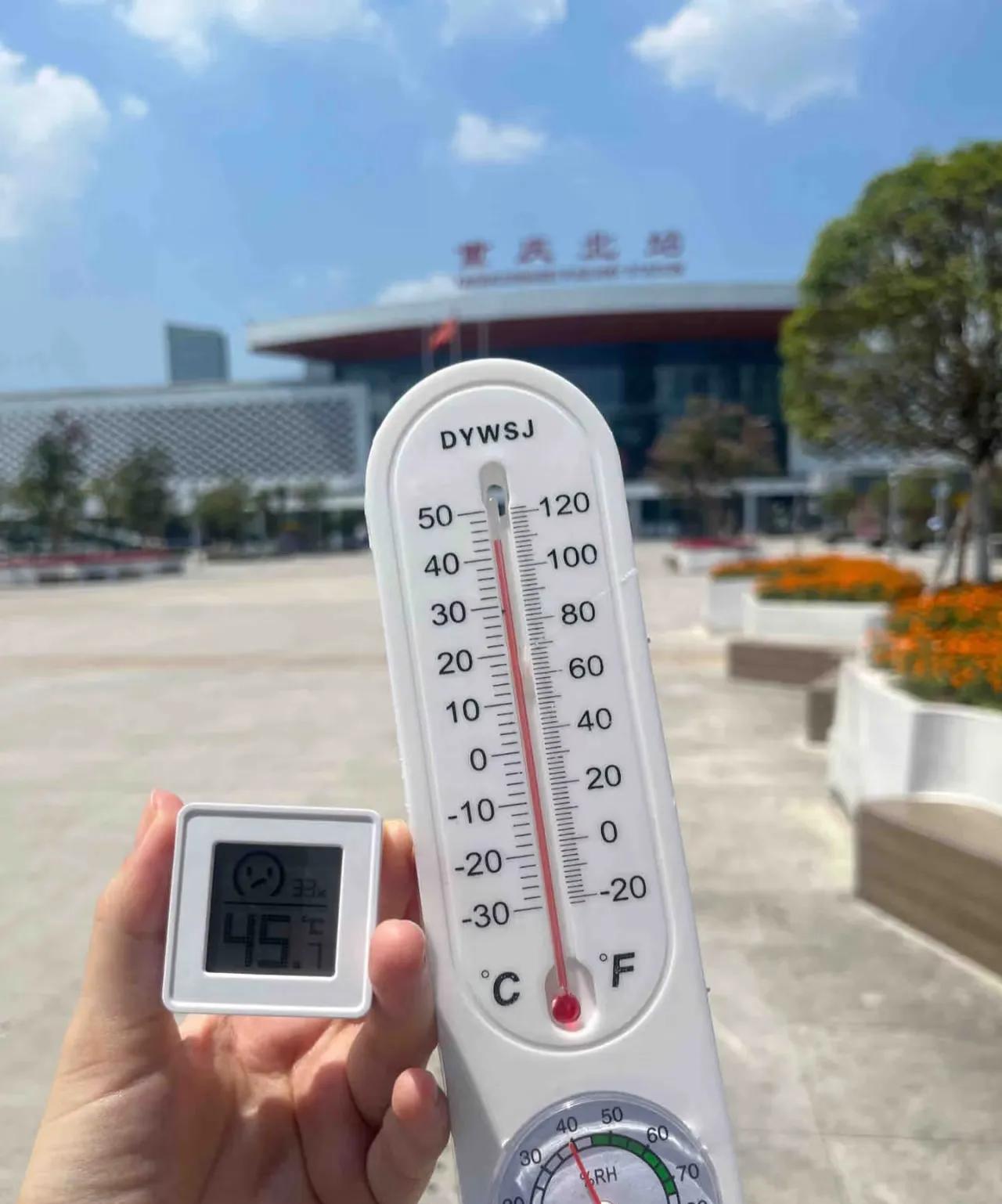 今天发神，
下午2点在外面逛街，
腿毛都给我烫卷了[笑哭]
