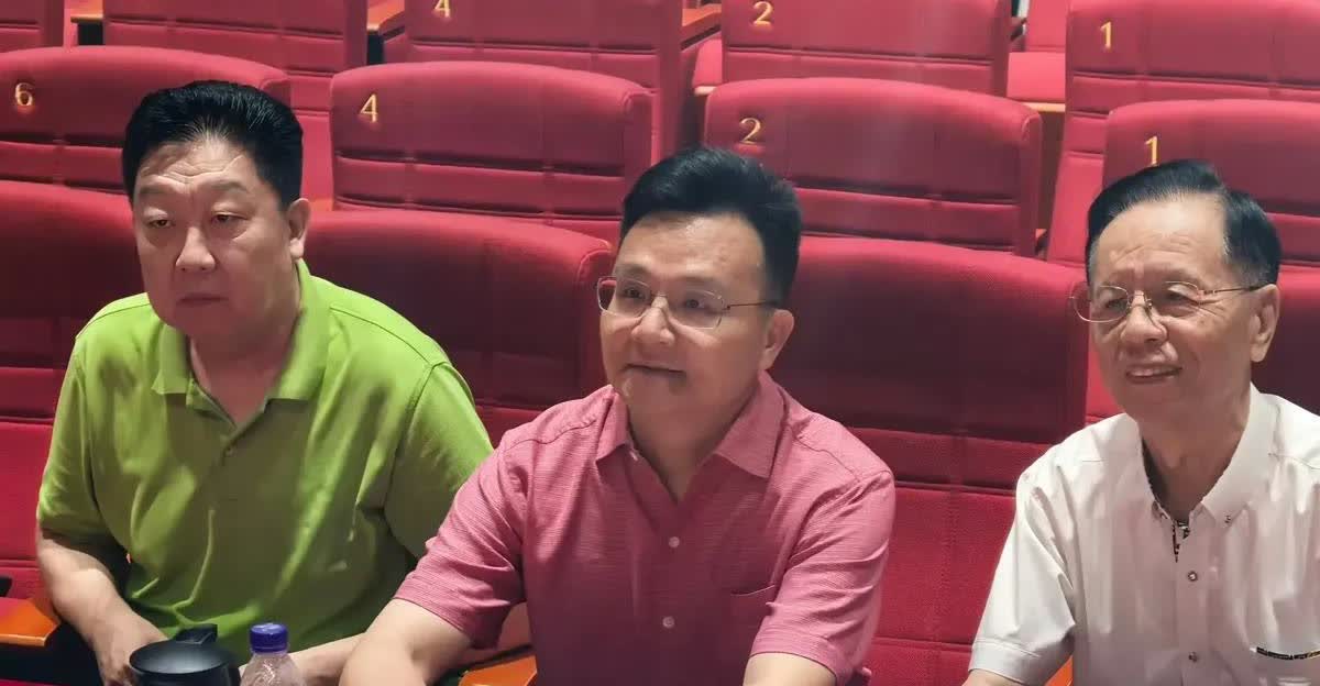 郑健这回算被打疼了。
一句“德云社那是剧场相声”，换来十天不敢开播。堂堂国家一