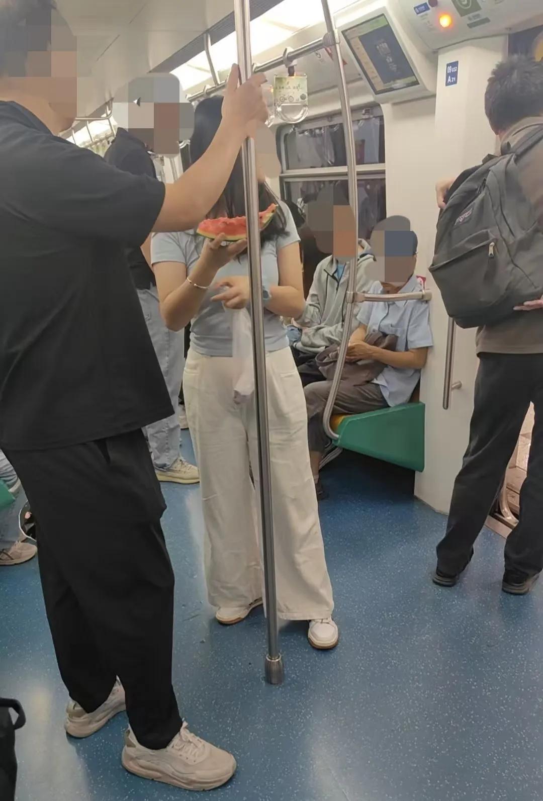 地铁惊现吃瓜群众。上午地铁9号线，东大街到七里庄的路上，有网友看到这位女士可能是