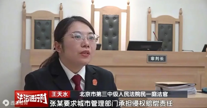 太奇葩了！北京，一男子喝醉酒后骑车超速撞上马路边，最终导致其身体多处残疾。不料，