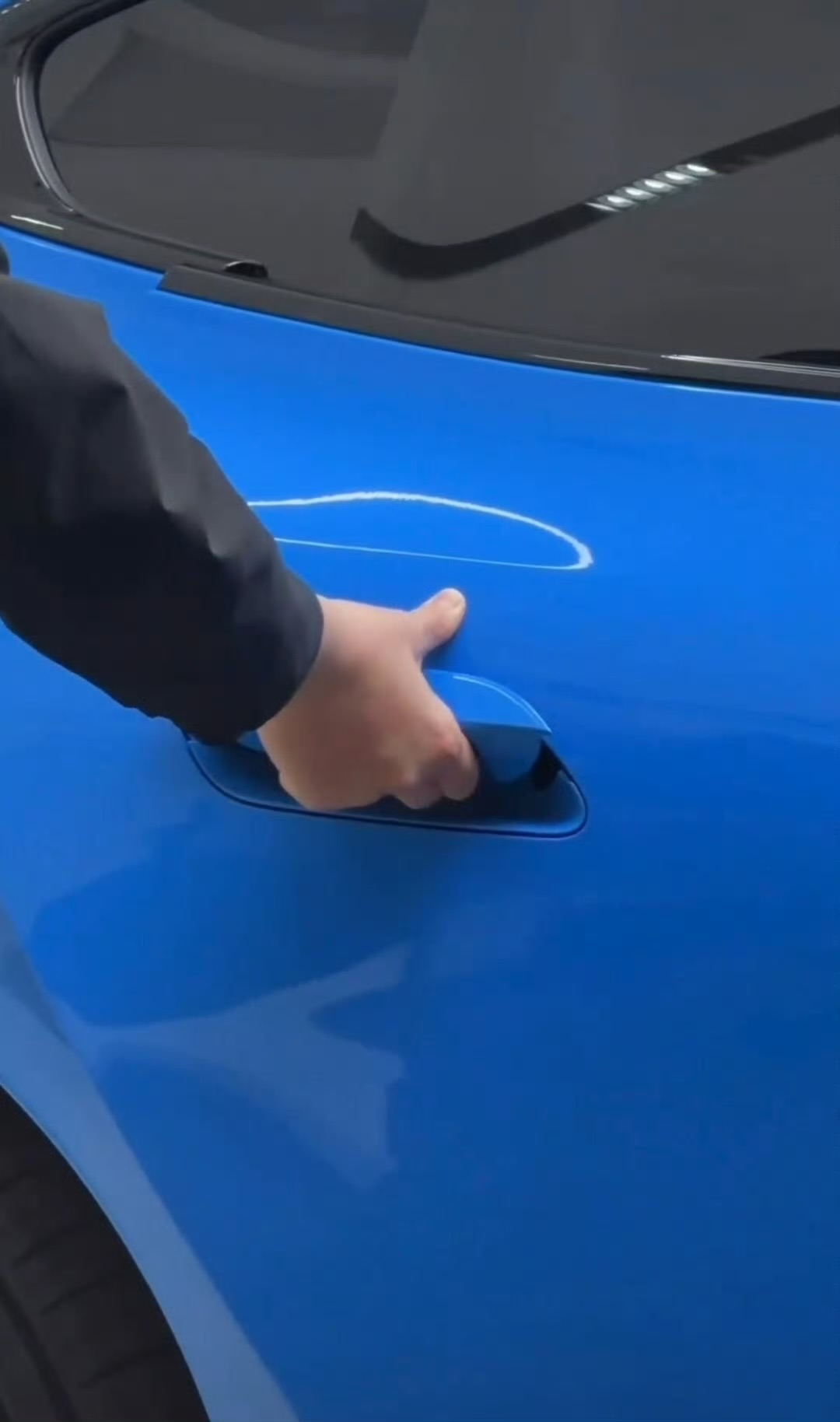 全新一代小米SU7门把手改成机械式的了，提前适配2027年新国标。

老款SU7