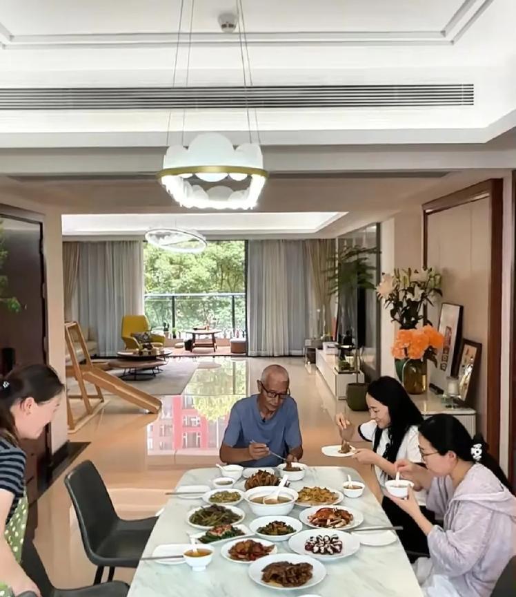 大家有没有发现，狗改不了吃屎，江山易改本性难移。
这些话说的都是小凤家的红姐吧？