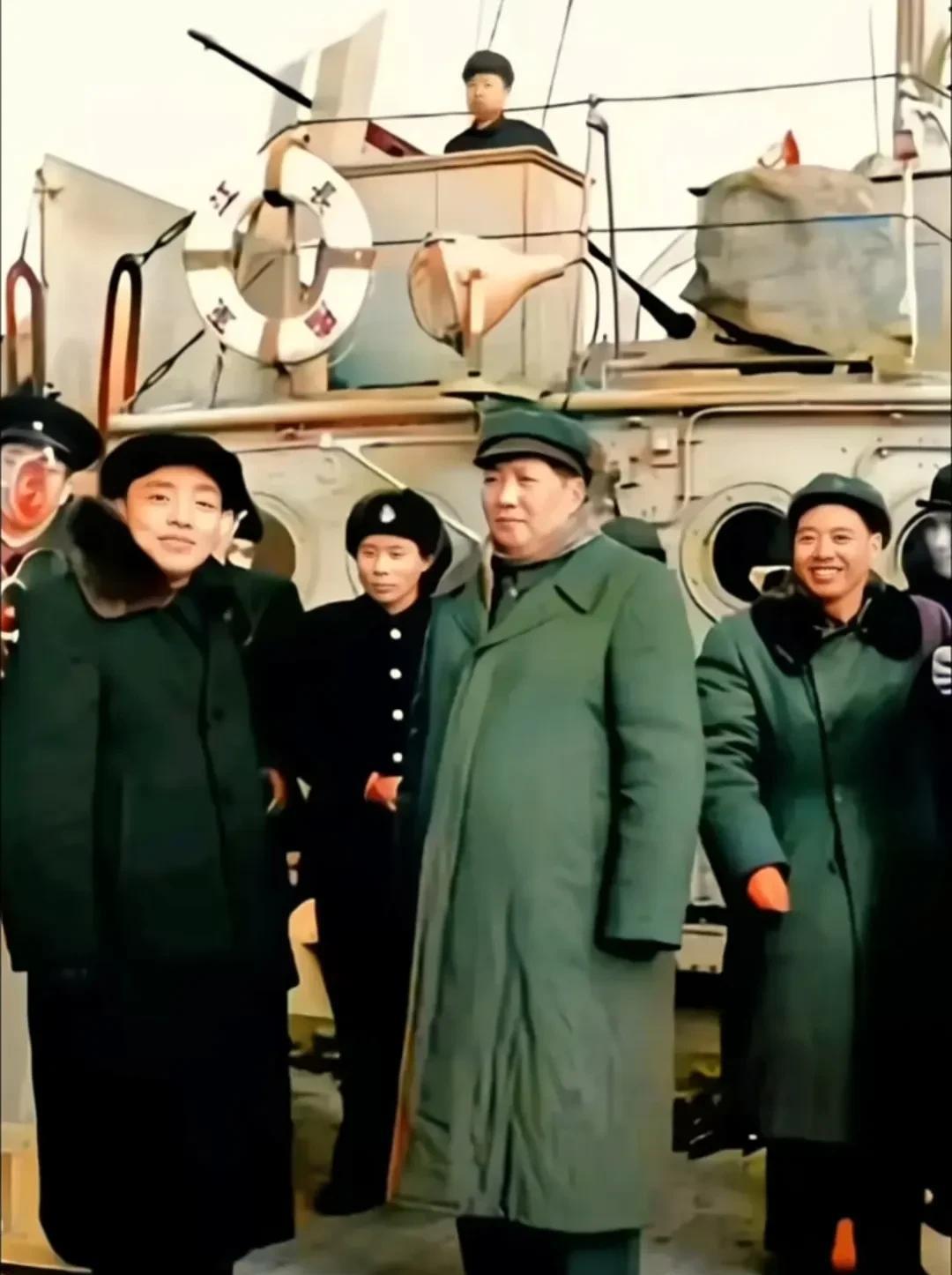 这张珍贵的照片拍摄于1953年的2月19日，记录了毛主席视察中国人民海军
