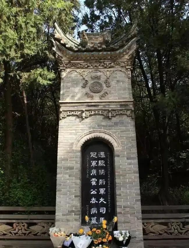 霍去病已经去世2142年，可在他的墓前，却依然鲜花香火不断，无数人甚至就算驱车千