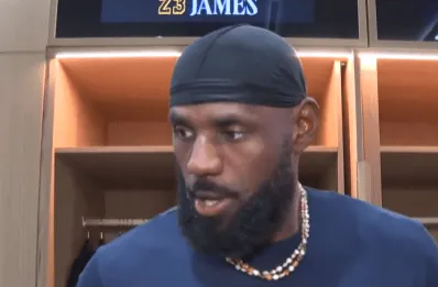 NBA杯，湖人129-119战胜独行侠。赛后，勒布朗-詹姆斯谈到了德安德烈-艾顿