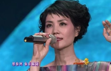 2010年，王菲给李健发了个短信：“我上春晚唱你的《传奇》，没意见吧？”李健立马