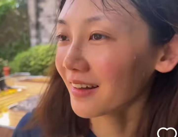 烈日下的小院里，苗苗戴着草帽蹲在菜畦边，汗珠子顺着脸颊滴进泥土里，手臂磕破了结痂