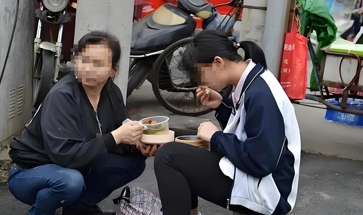 [月亮]“这心得多大啊！”湖北宜昌的一个高考考点外，一女孩中午没等到爸妈送饭，急