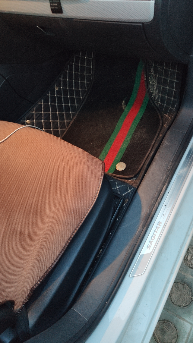 15款速腾
把脚垫换了，市场里现场选的，大概700块，一年了，味道不小。想着换一