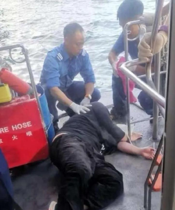 本以为明星出行都稳稳当当，没想到男星姜涛竟坠海了！ 画面曝光那叫一个惊险，还好及