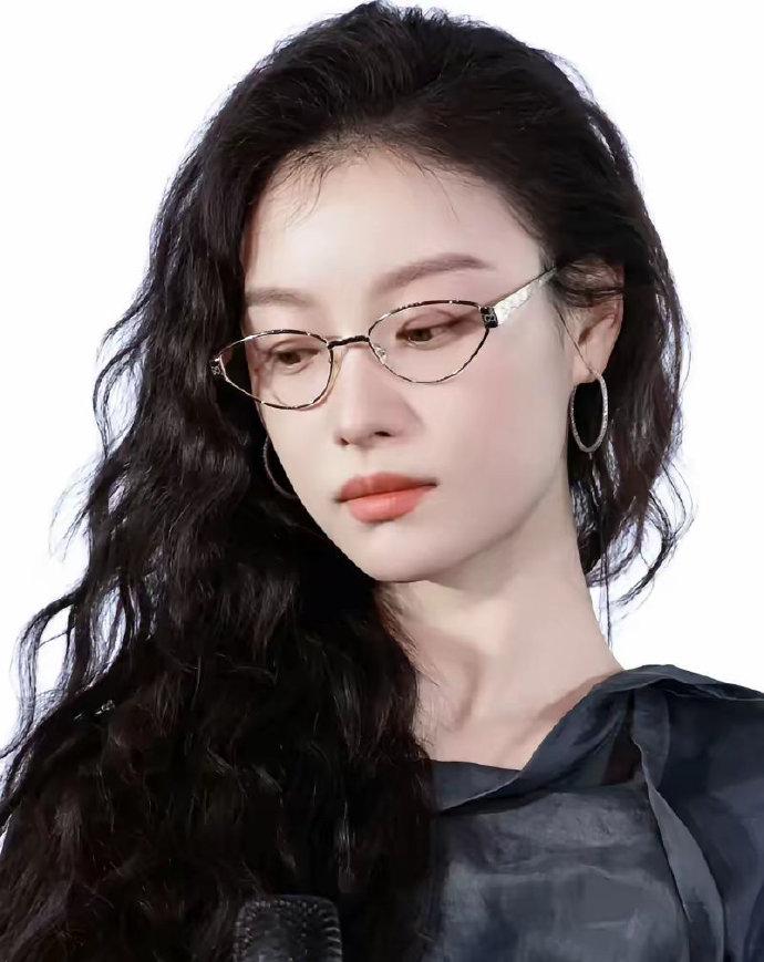 倪妮暂离影视圈的原因
​让人大跌眼镜，匪夷所思
​不是她接触不到好的剧本，也不是