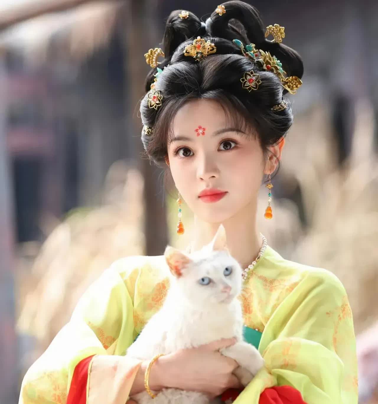 你们发现没？
田曦薇有一点不对劲，
和田曦薇合作过的男明星，没想到现在都谈恋