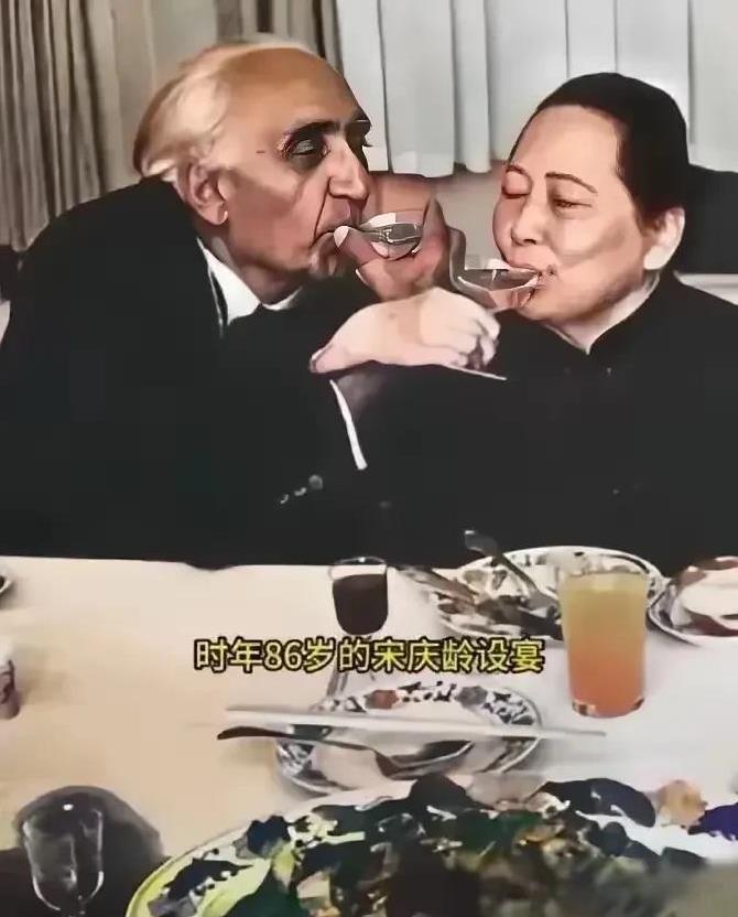这是1979年，宋庆龄与马海德医生的合影照。
当时宋庆龄86岁，马海德医生70岁