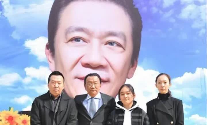 2011年，侯耀文下葬仪式上，侯耀华和侄女达成了和解，相逢一笑泯恩仇