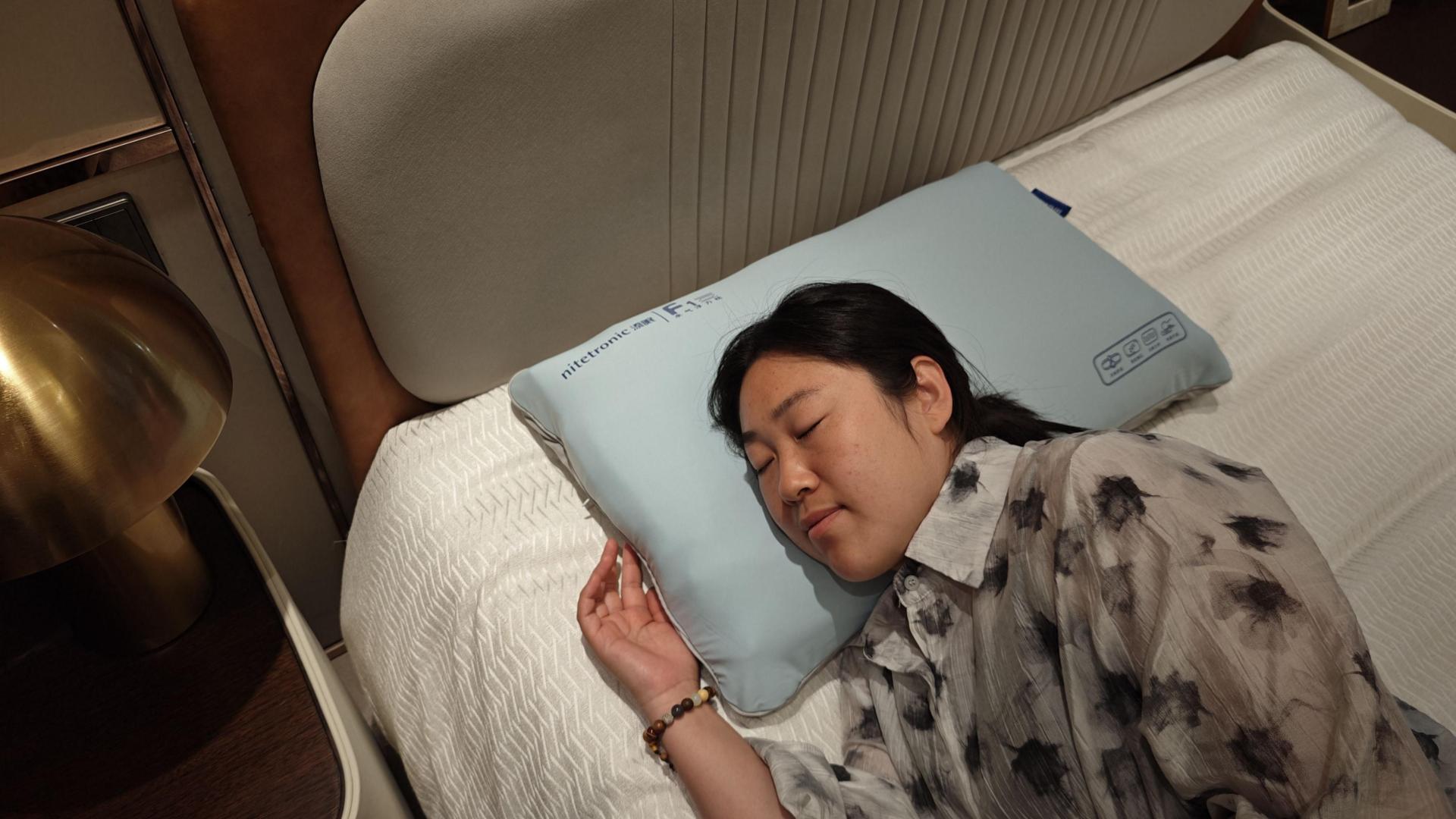 Nitetronic添眠水气浮力枕，兼顾凉爽与健康的睡眠伴侣