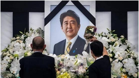 “到死都摆脱不了中国！”2022年，日本前首相安倍晋三，1206万元人民币的葬礼