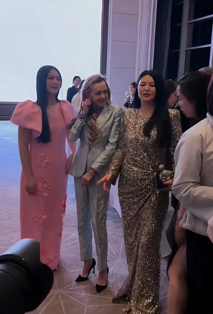 李湘穿一身亮银色连身裙亮相，那贵气简直要溢出屏幕。49岁的她减肥成功，这次造型让